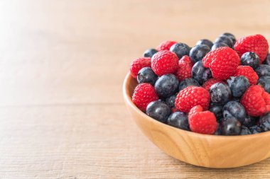 taze yaban mersini ve rasberry 