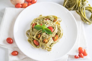 ıspanak fettuccine domates ile