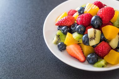 karışık taze meyve (çilek, ahududu, yaban mersini, kivi, mang
