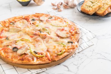 Salam ve sosis pizza