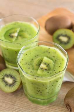 Sağlıklı taze kivi smoothie cam