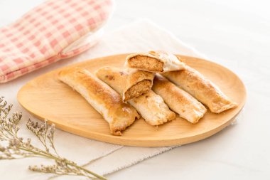 turta kurutulmuş rendelenmiş domuz ile sopa