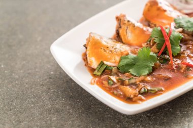 Baharatlı uskumru salatası