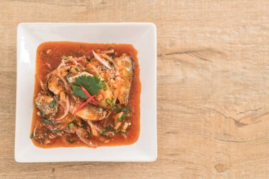 Baharatlı uskumru salatası