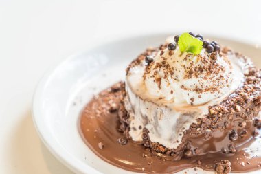 vanilyalı dondurma ile çikolatalı kek