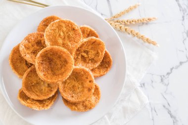 kurutulmuş rendelenmiş domuz etinin pirinç kraker