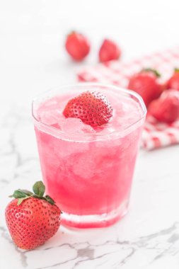 taze çilek smoothie 