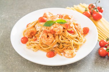 Spagetti karides, domates, fesleğen ve peynir ile 