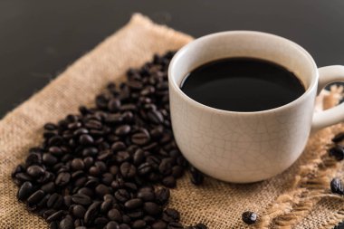 Kahve fincanı ve fasulye