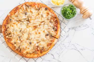 mantarlı pizza miso sosu ile