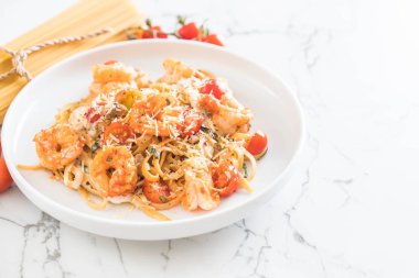 Spagetti karides, domates, fesleğen ve peynir ile 