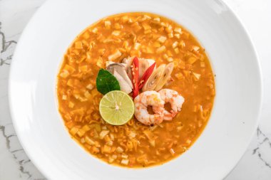 Karides çorbası baharatlı erişte