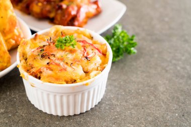 peynir ve yengeç sopa ile pişmiş makarna
