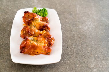 Peynirli tavuk kanadı ızgara