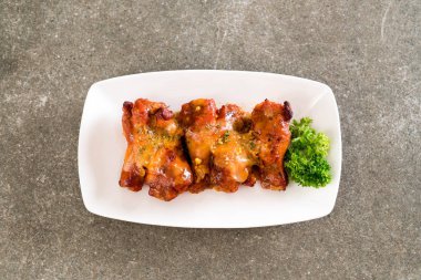 Peynirli tavuk kanadı ızgara