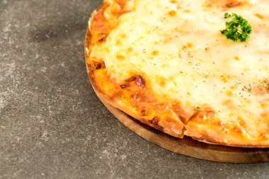 dört peynirli pizza