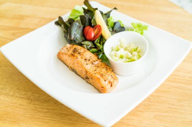 Somon steak salata ile