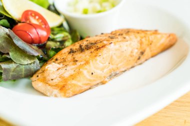 Somon steak salata ile