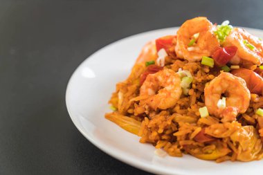 Kore baharatlı sos ve karides kızarmış pilav