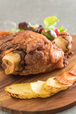 Gevrek domuz knuckle veya Alman domuz Hocks