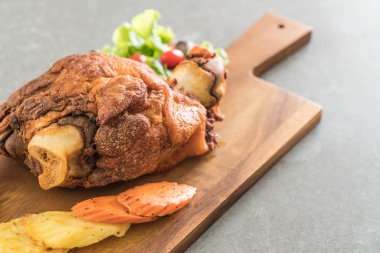 Gevrek domuz knuckle veya Alman domuz Hocks