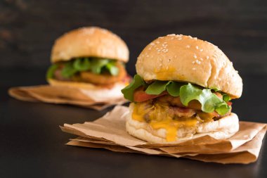 Ev yapımı taze lezzetli burger Close-Up 