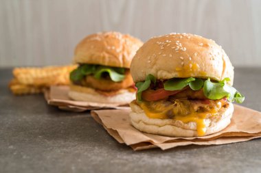 Ev yapımı taze lezzetli burger Close-Up 