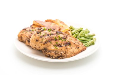 Izgara tavuk, patates ve sebze pişmiş biftek