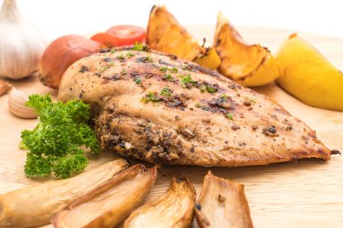 Ahşap tahta üzerinde sebzeli ızgara tavuk biftek 