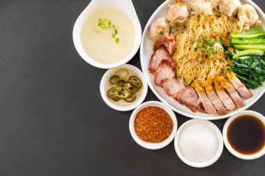 Yumurta noodle kırmızı kızarmış domuz, gevrek domuz eti, köfte ve çorba ile 