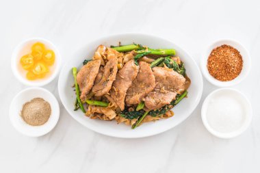 soya sosu ve domuz kızarmış noodle 