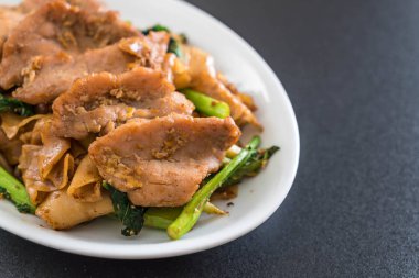 soya sosu ve domuz kızarmış noodle 