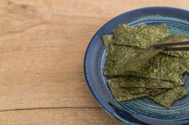 plaka üzerinde kurutulmuş yosun