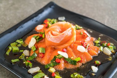 taze somon çiğ baharatlı salata