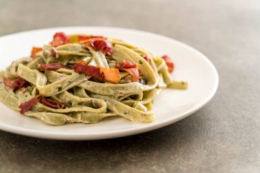 ıspanak fettuccini makarna pastırma ile