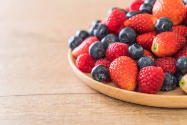 taze yaban mersini, çilek ve rasberry 