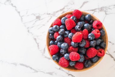 taze yaban mersini ve rasberry 