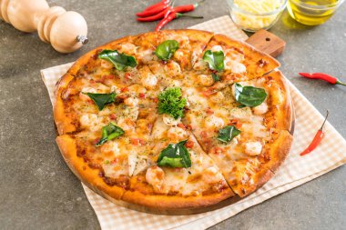 Baharatlı karides (Tom Yum) pizza