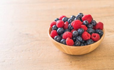 taze yaban mersini ve rasberry 