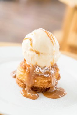 vanilyalı dondurma ve karamel soslu çıtır börek