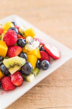 karışık taze meyve (çilek, ahududu, yaban mersini, kivi, mang