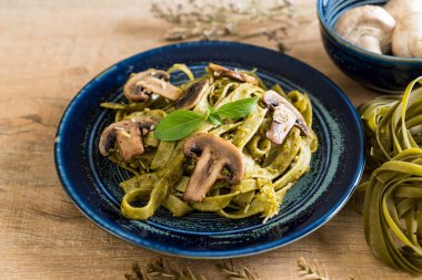 Mantarlı ıspanak fettuccine