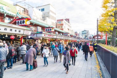 Toyko, Japonya - 28 Kasım 2016: turist yürümek Nakamise Dori se üzerinde