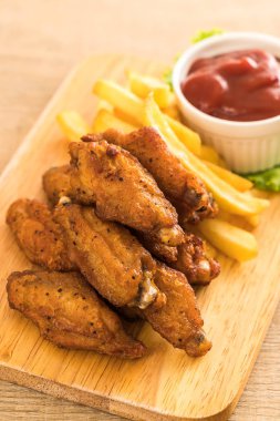 Kızarmış tavuk kanadı.