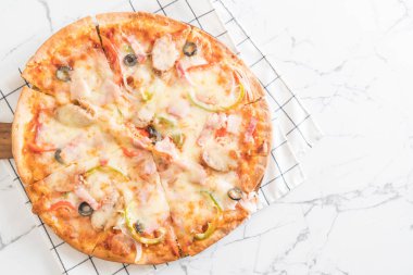 Salam ve sosis pizza