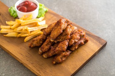 Kızarmış tavuk kanadı.