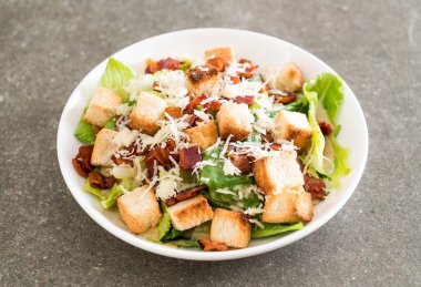 Sezar salatası masasında