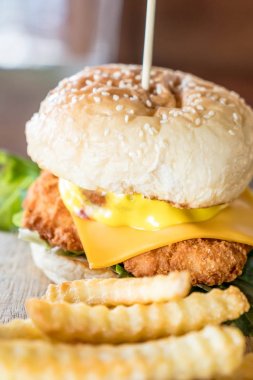 Peynirli hamburger ile kızarmış tavuk