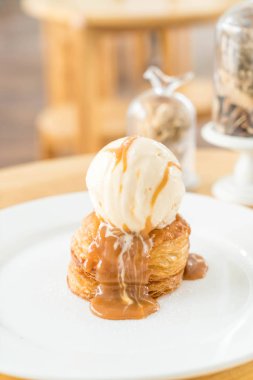 vanilyalı dondurma ve karamel soslu çıtır börek