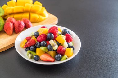 karışık taze meyve (çilek, ahududu, yaban mersini, kivi, mang